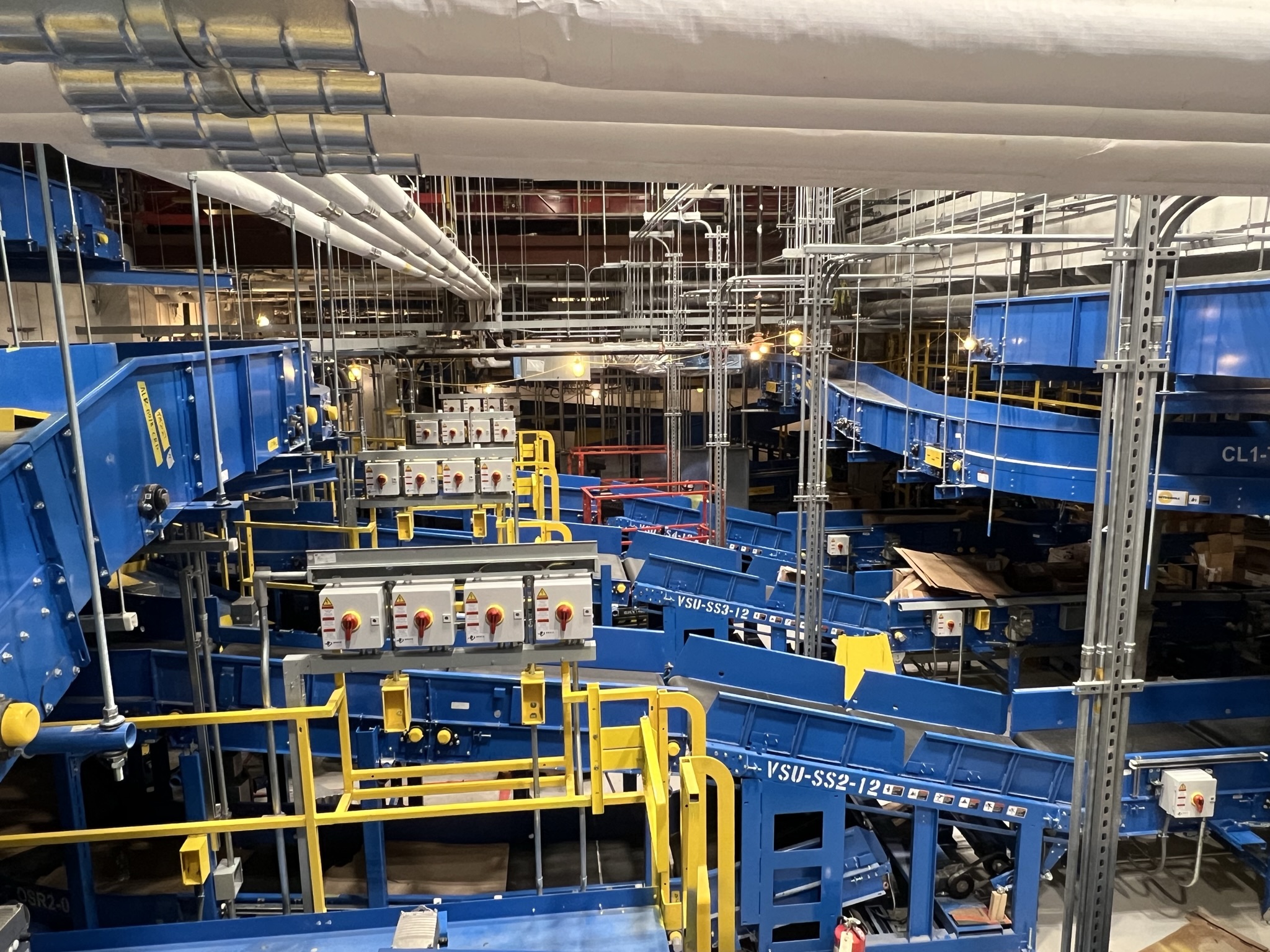 Complete view of baggage handling system conveyor belts .